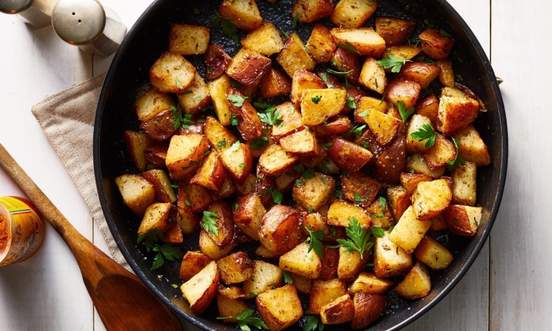 жареный картофель на сковороде