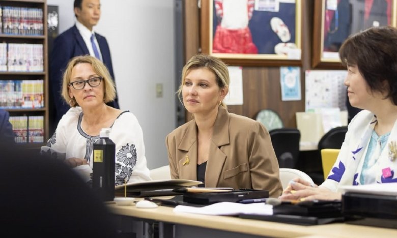 Блейзер цвета кемел – с чем Елена Зеленская носит эту вещь