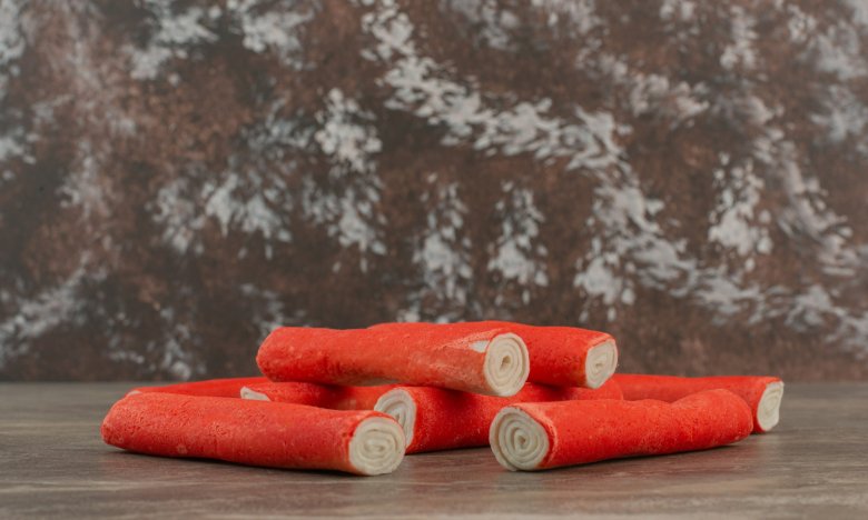 Лайфхак с крабовыми палочками – как быстро нарезать для салата