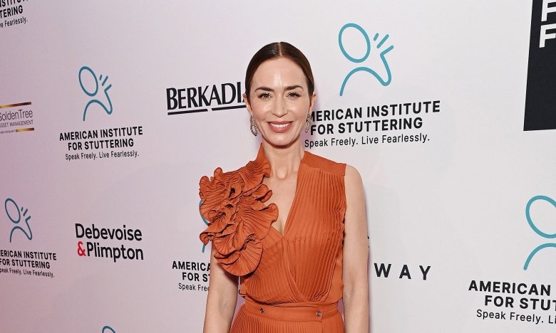 Эмили Блант показала, с чем носить наряд в оранжевом оттенке