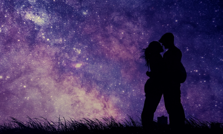 Влюбленная пара на фоне звездного неба, картинка