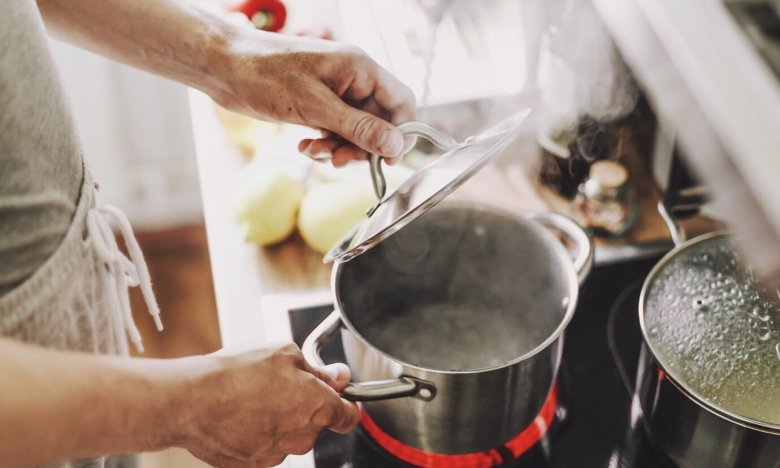 какая вода закипает быстрее