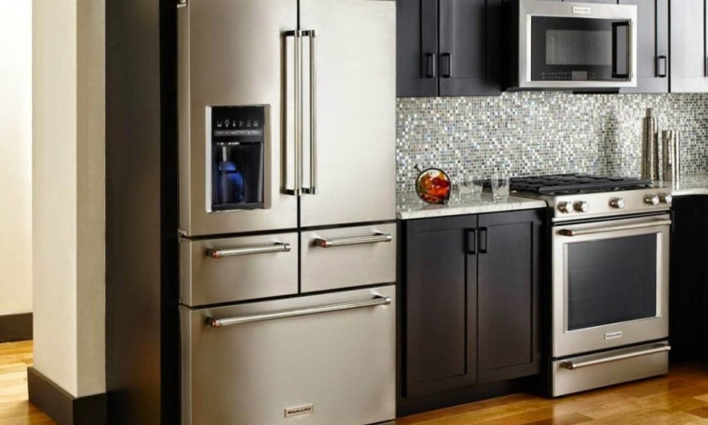 На фото холодильник на кухне