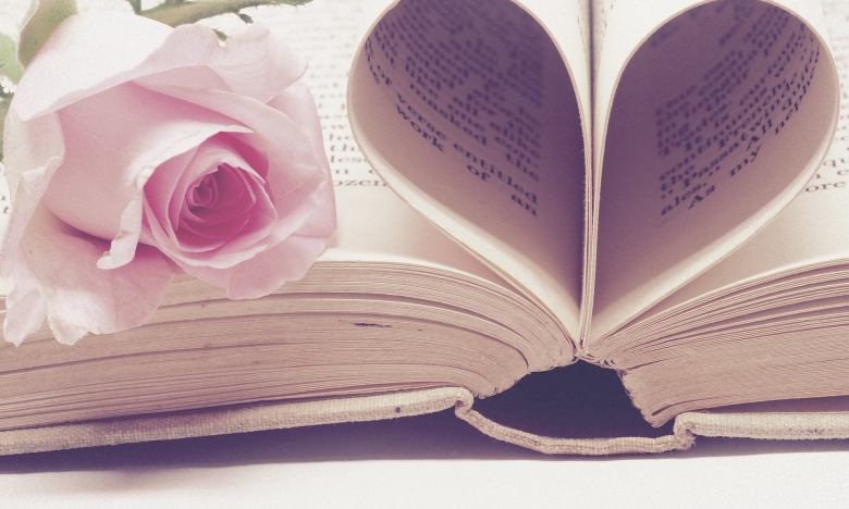 Книга і троянда, фото
