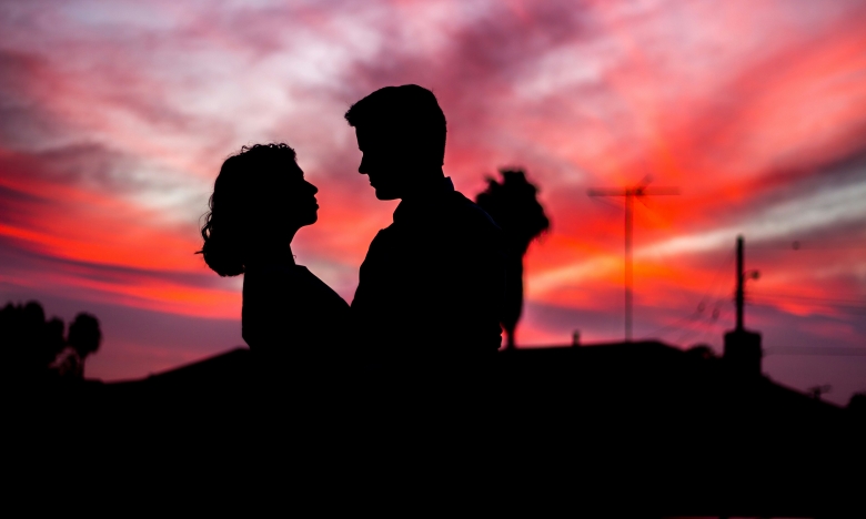 пара танцює на фоні заходу сонця фото