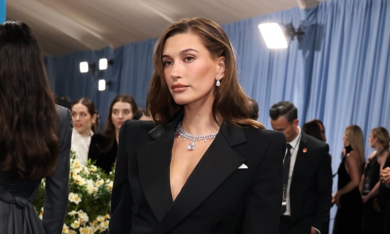 Хейли Бибер показала, с чем носить платье в гороховый принт