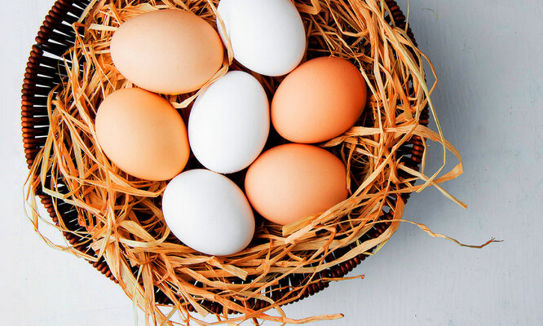 На фото яйца белого и коричневого цвета.