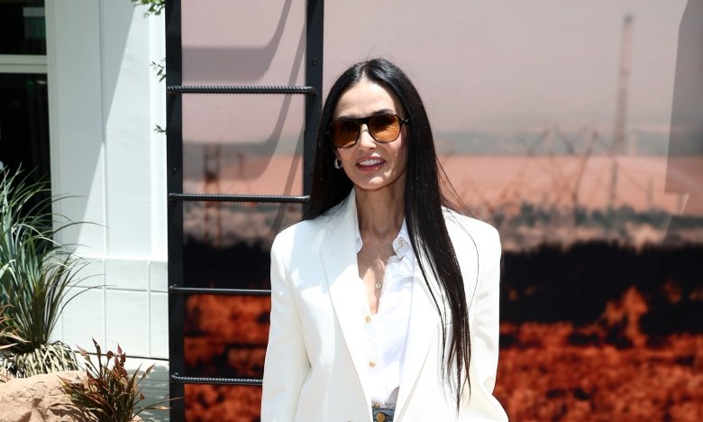 Демі Мур показала, з чим носити джинси-кльош