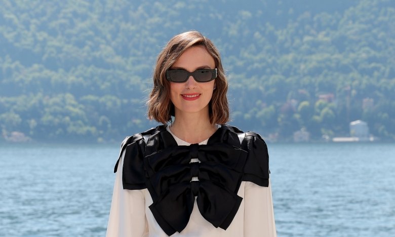 Кира Найтли показала, как стилизовать пояс с жемчугом