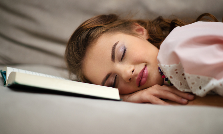 Дівчина лягла спати з відкритою книжкою, фото