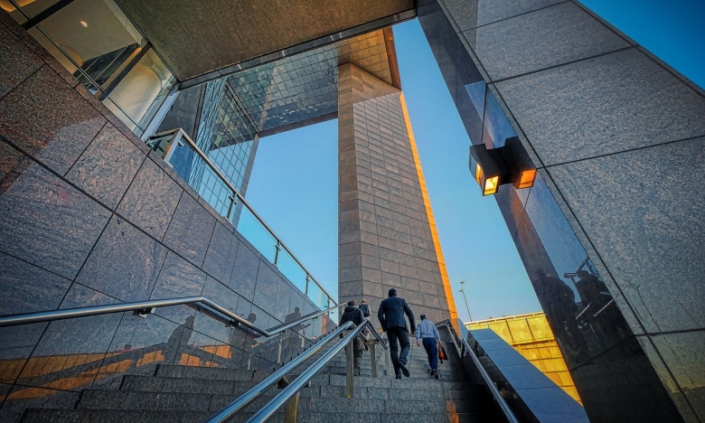 Люди піднімаються мходами сучасної будівлі, фото