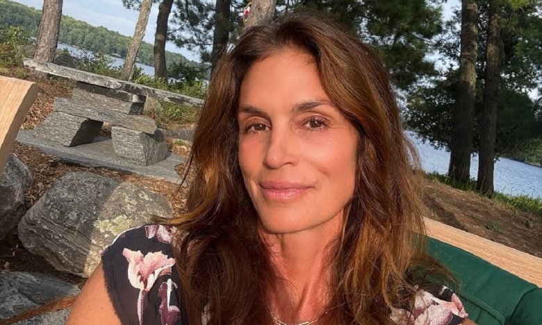 Сінді Кроуфорд показала фігуру в купальнику - нові фото моделі