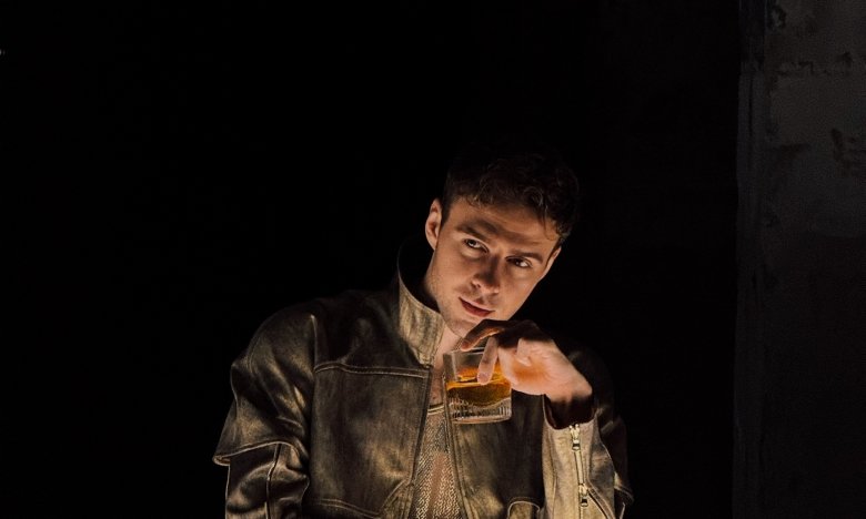 Новий кліп Макса Барських Mine: режисер Бадоєв розповів про зйомки під час балістичної атаки на Київ