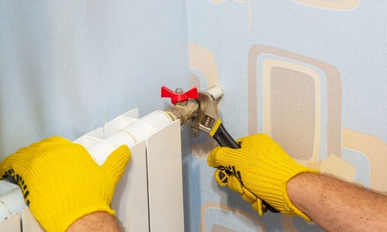 чим досвідчені сантехніки радять відкривати клапан батареї, якщо ключ загубився