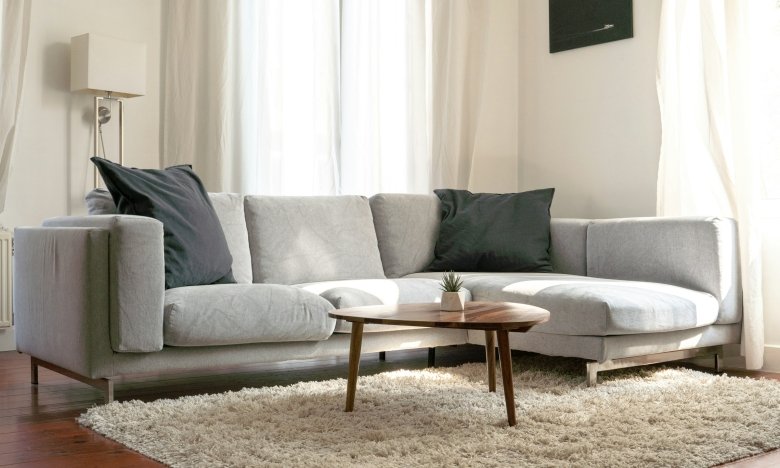 Інтер’єр дому в стилі 2025 року з поєднанням сучасних технологій і старовинних елементів.