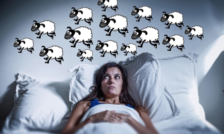 Женщина в постели считает овец