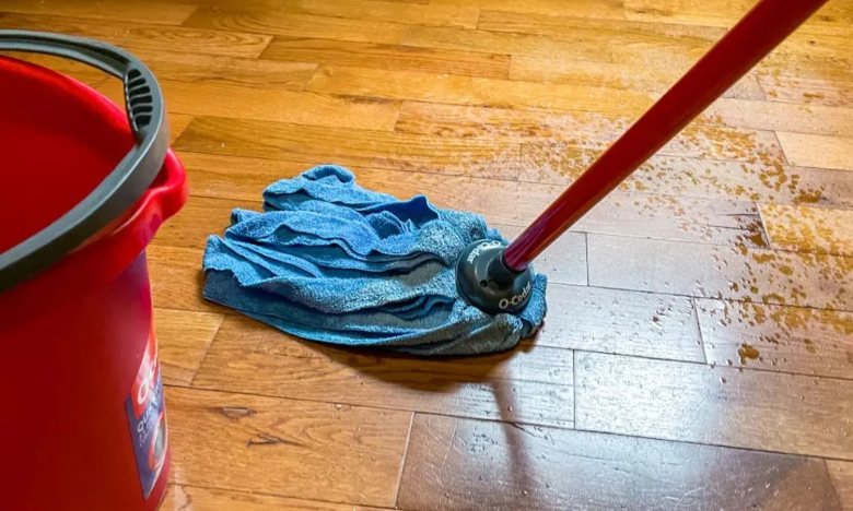 4 способи відмити пляму на паркеті
