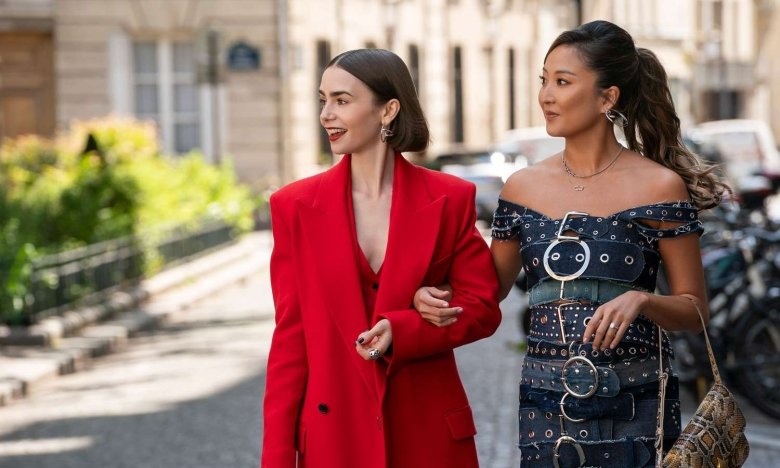 Эшли Парк показала, с чем сочетать джинсовое платье