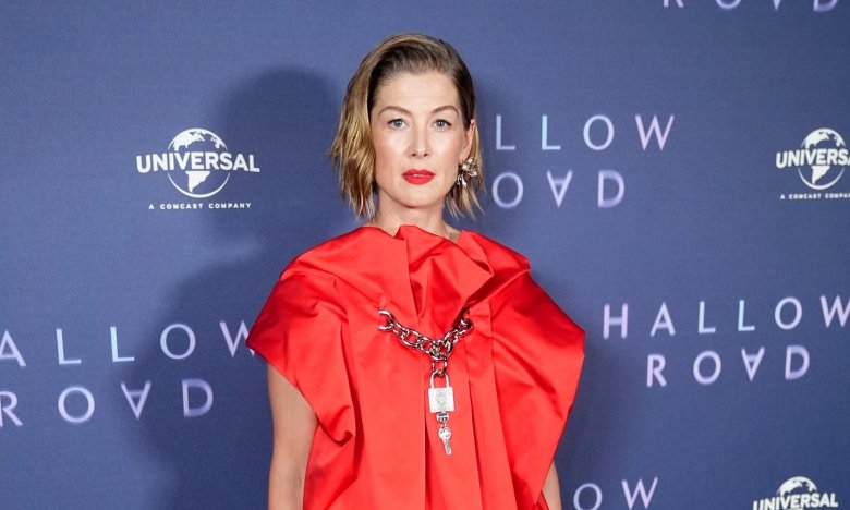 Розамунд Пайк показала, з чим носити червону сукню