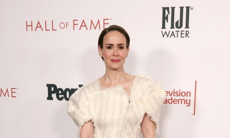 Сара Полсон показала, с чем носить платье цвета слоновой кости