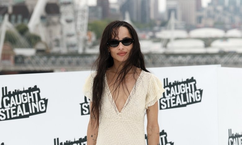 Зои Кравиц показала, с чем носить платье цвета сливочного масла