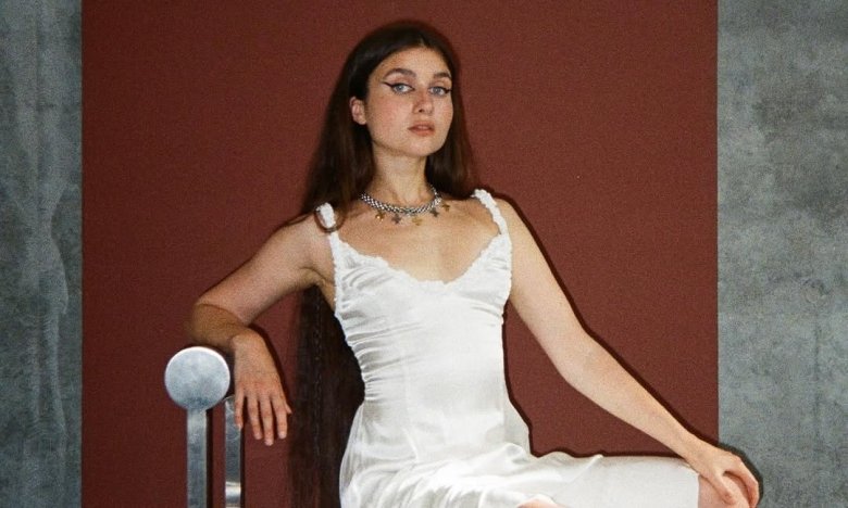 Jerry Heil сделала грудь ради нового клипа — правда ли это