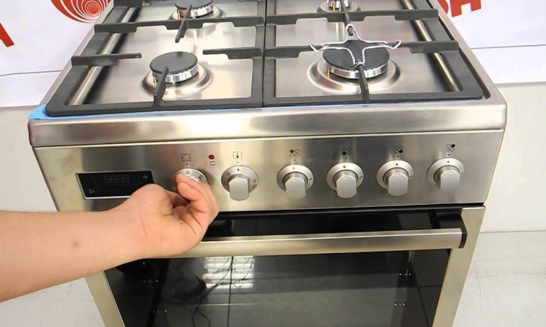 На фото кухоння металева плита