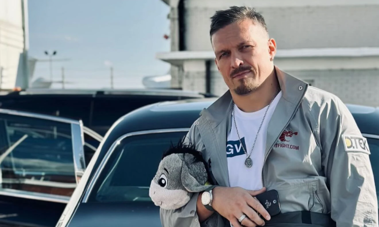 Усик слухає гімн України перед виходом у ринг