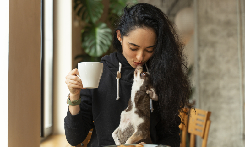 Девушка с собакой в кафе