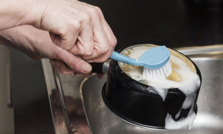 Як прибрати нагар з посуду: ефективний домашній засіб