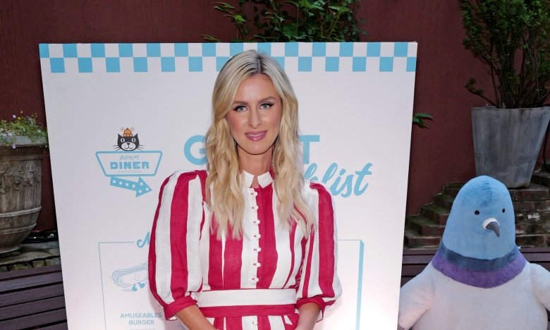 Ники Хилтон показала, с чем носить полосатое платье