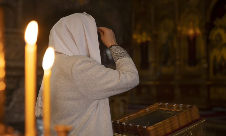 Жінка молиться у храмі, фото