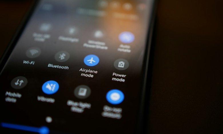 Смартфон с включенным режимом полета