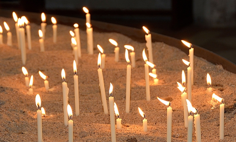 Свічки у храмі, фото