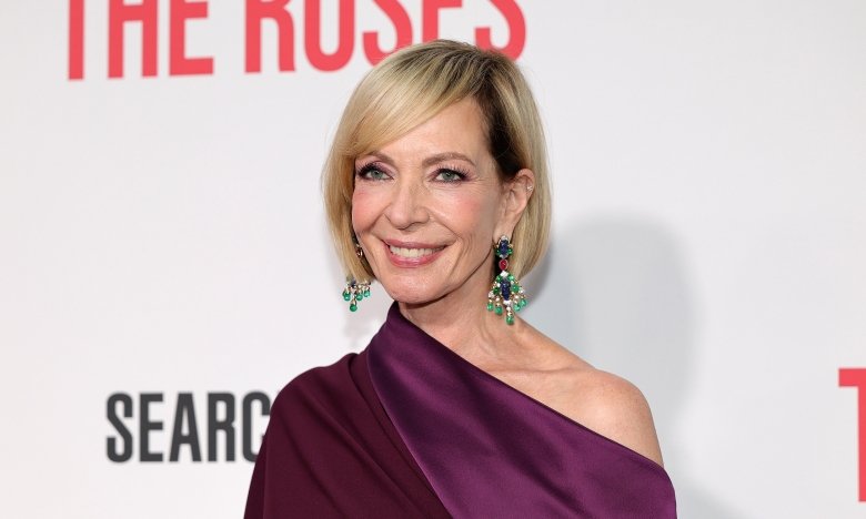 Эллисон Дженни показала, с чем носить бордовое платье