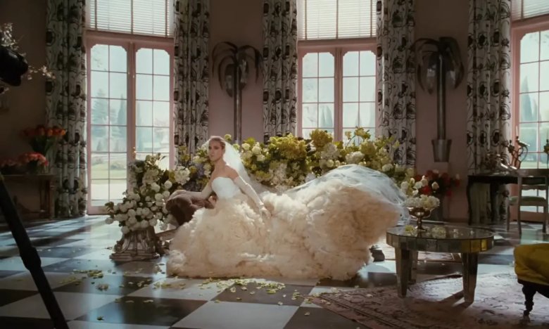 Платье Кэрри Брэдшоу – сколько стоит