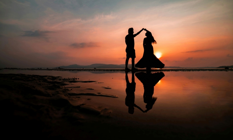 пара танцює на заході сонця фото