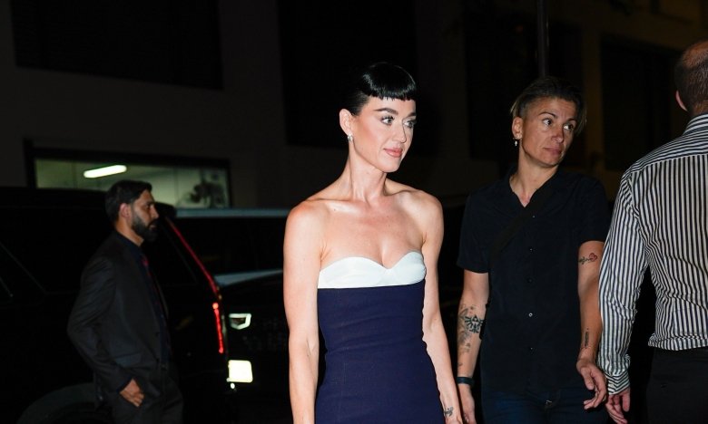 Кэти Перри в темно-синем платье — с чем носить эту вещь