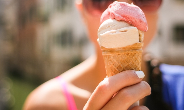 Жінка їсть морозива, фото