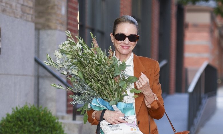 Наомі Воттс показала повсякденний образ з джинсами