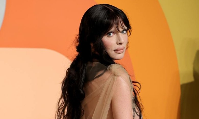 Еріндері боялған минеттерді бейнелейтін онлайн порно қараңыз