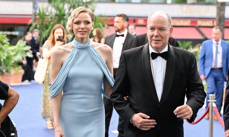 Княгиня Шарлін приміряла блакитну сукню - з чим вона її поєднала