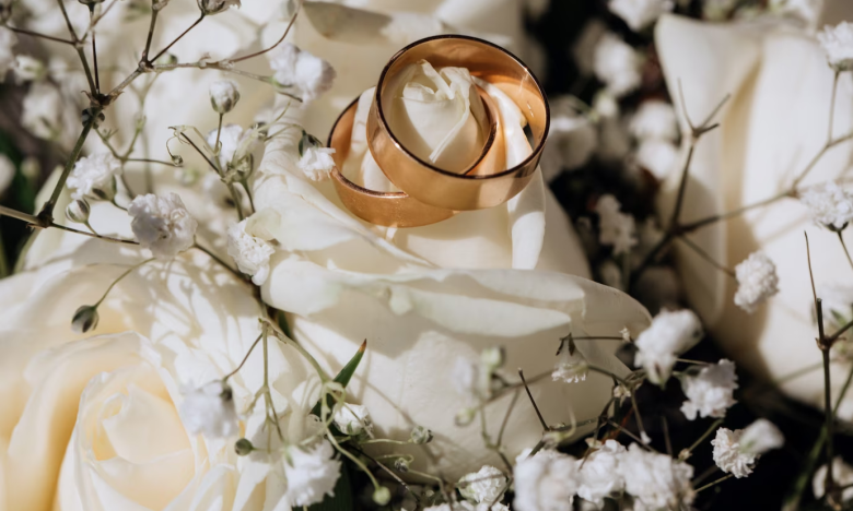 На фото свадебные кольца