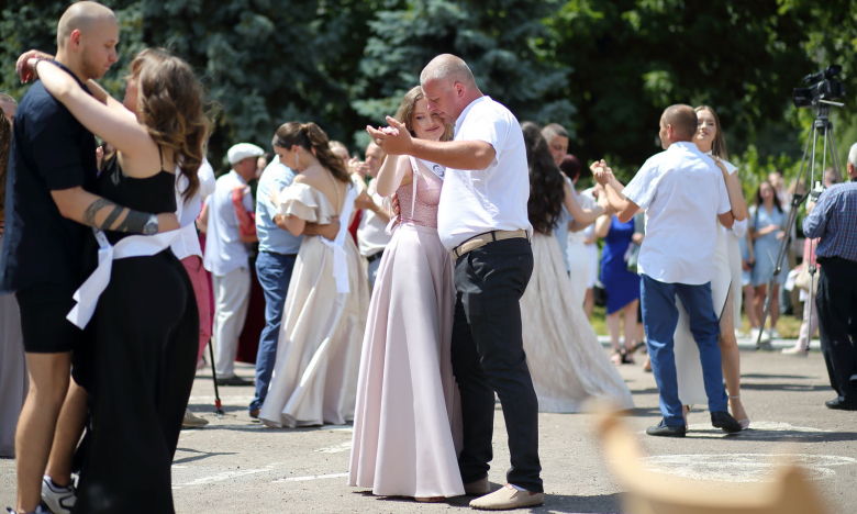 Танец с родителями на выпускной, фото