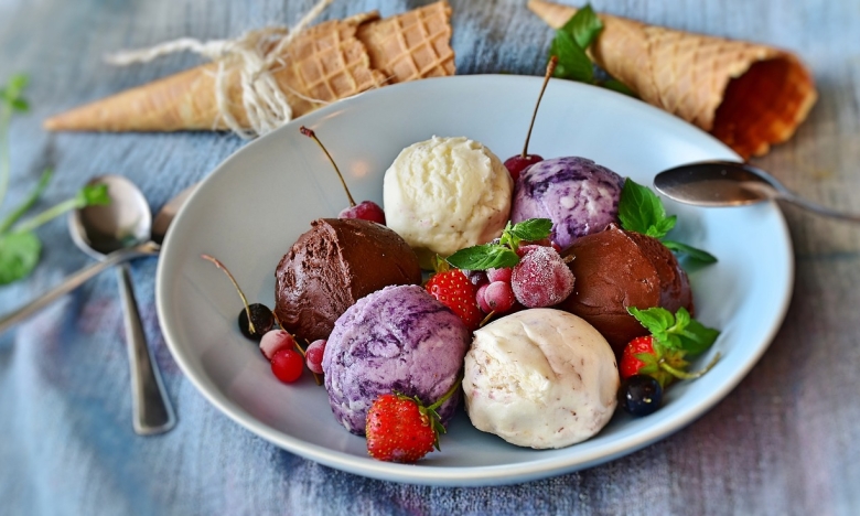 Мороженое с ягодами на тарелке, фото