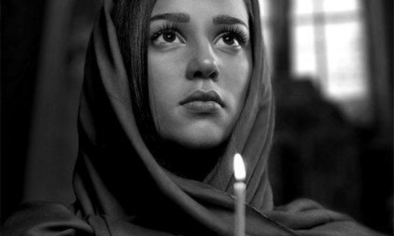 Дівчина зі свічкою молиться, фото