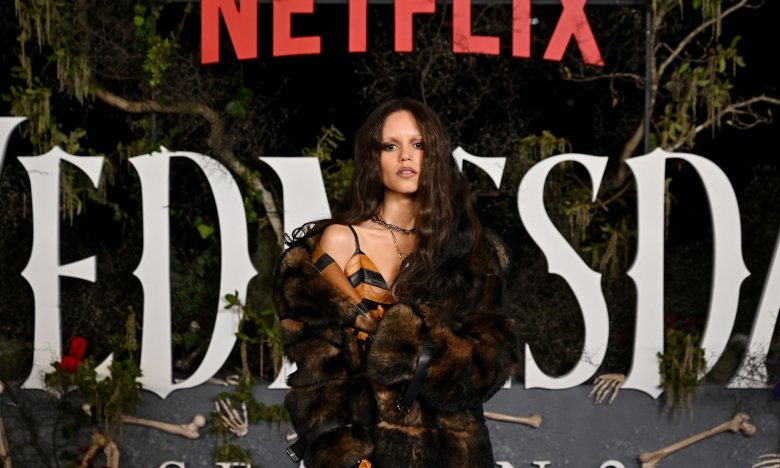 Дженна Ортега показала, з чим носити сукню в смужку