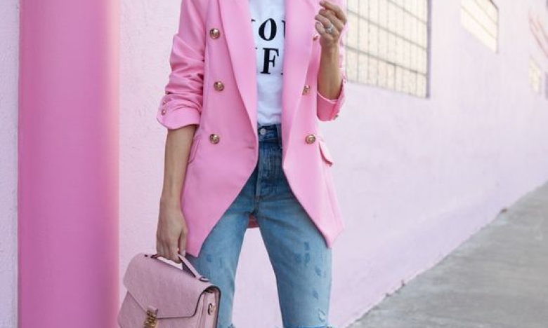 Жінка в синіх джинсах і рожевому піджаку, фото