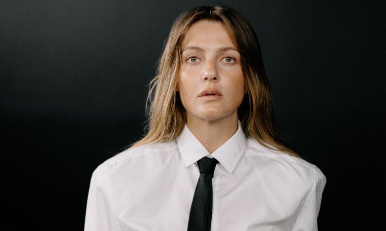 Кола спела о настоящей жизни без украшений