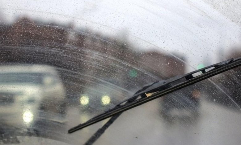 Игла в машине поможет очистить стекло от грязи.